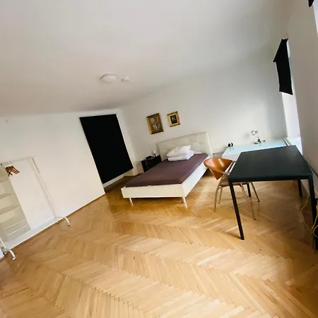 Wohnung, 3 Zimmer, Eines Davon Durchgangszimmer, Ruhig, Zentrum *