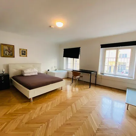 Wohnung, 3 Zimmer, Eines Davon Durchgangszimmer, Ruhig, Zentrum Διαμέρισμα *
