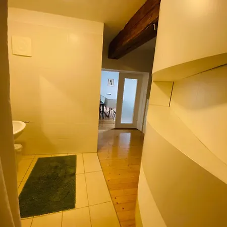 Lejlighed Wohnung, 3 Zimmer, Eines Davon Durchgangszimmer, Ruhig, Zentrum *