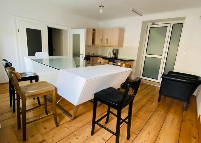 Wohnung, 3 Zimmer, Eines Davon Durchgangszimmer, Ruhig, Zentrum Lägenhet