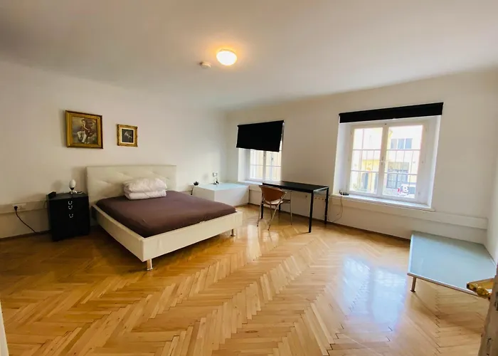 Wohnung, 3 Zimmer, Eines Davon Durchgangszimmer, Ruhig, Zentrum Apartment *