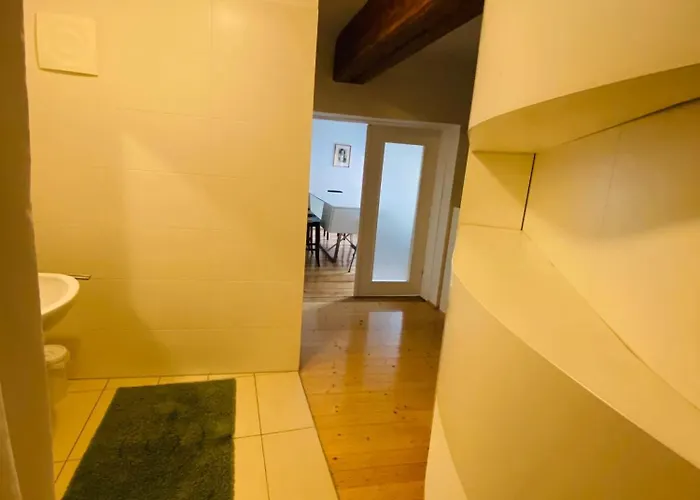 Lägenhet Wohnung, 3 Zimmer, Eines Davon Durchgangszimmer, Ruhig, Zentrum *