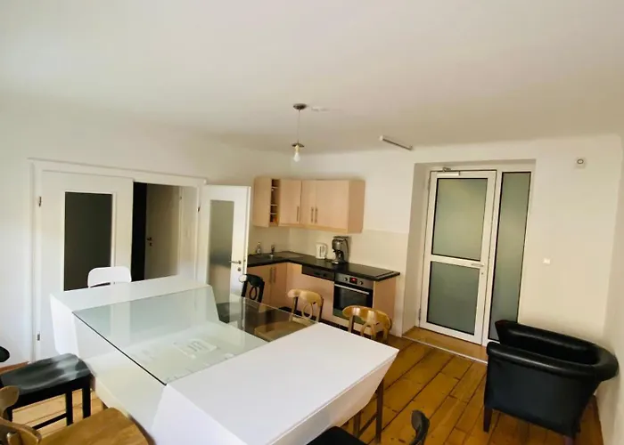 Wohnung, 3 Zimmer, Eines Davon Durchgangszimmer, Ruhig, Zentrum Lägenhet